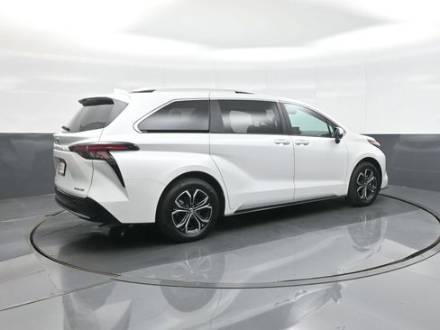Certified 2026 Toyota Sienna Platinum AWD/4WD image 7