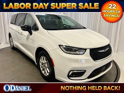 Used 2024 Chrysler Pacifica Touring-L FWD image 24