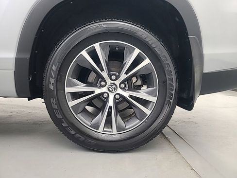 Used 2016 Toyota Highlander XLE AWD/4WD image 9