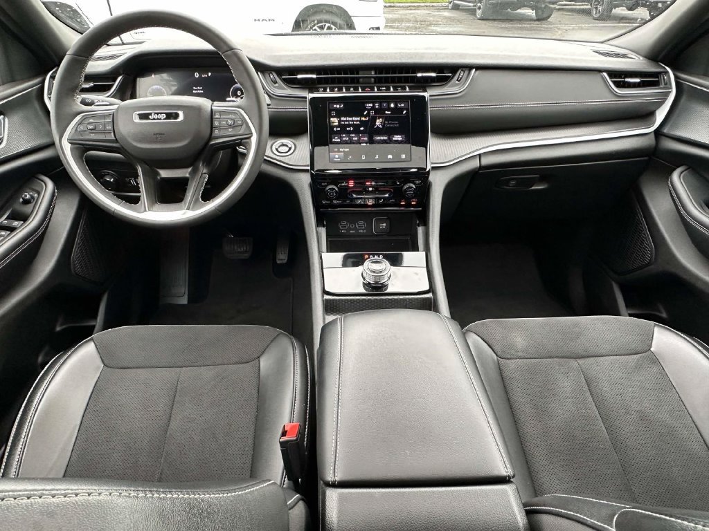 Used 2024 Jeep Grand Cherokee Altitude AWD/4WD image 13