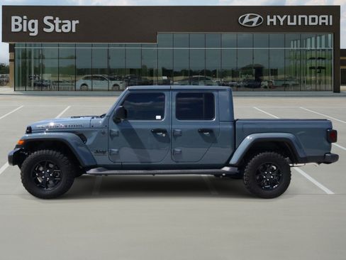 Used 2025 Jeep Gladiator Sport AWD/4WD image 2