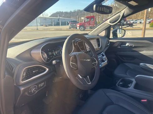 Used 2026 Chrysler Pacifica Select image 13