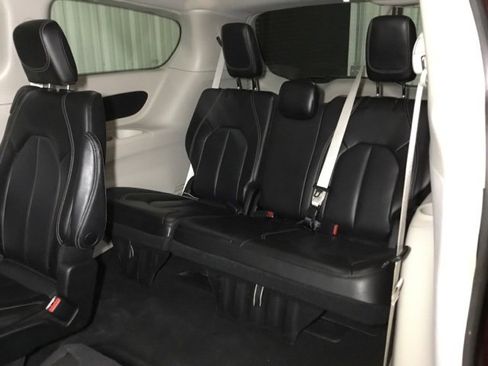 Used 2023 Chrysler Pacifica Touring-L image 37