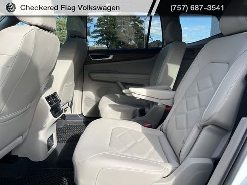 Used 2025 Volkswagen Atlas SE image 27