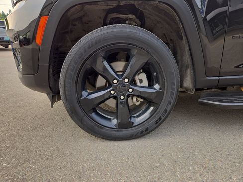 Used 2023 Jeep Grand Cherokee Altitude AWD/4WD image 10