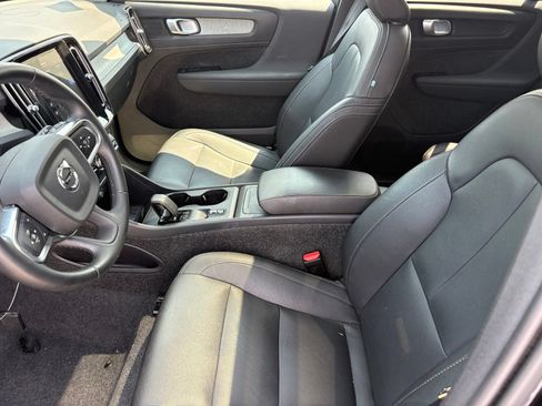 Used 2025 Volvo XC40 B5 Core AWD/4WD image 10