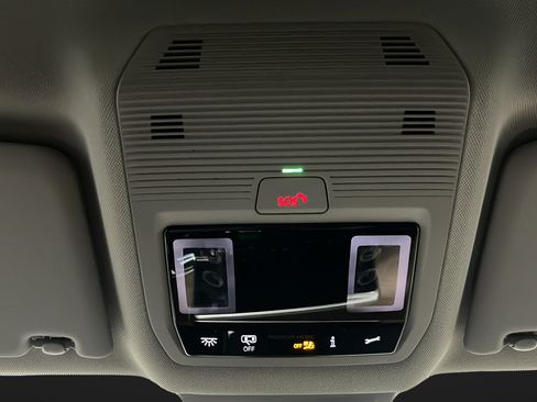 Used 2025 Volkswagen Atlas SE AWD/4WD image 32