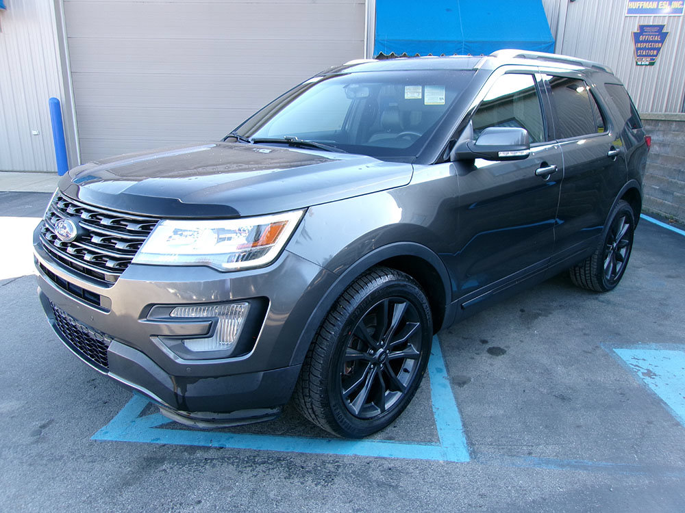 Used 2017 Ford Explorer XLT w/ Equipment Group 202A AWD/4WD image 1