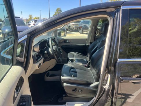Used 2023 Chrysler Pacifica Touring-L FWD image 24
