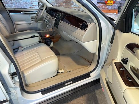 Used 2007 Lincoln Town Car Signature RWD image 71
