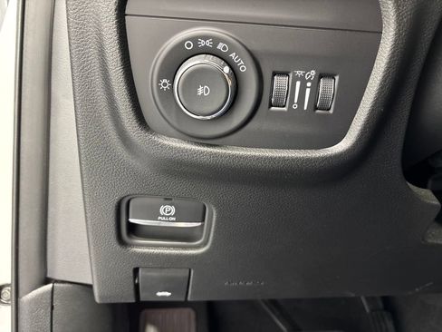 Used 2025 Jeep Grand Cherokee Limited AWD/4WD image 35