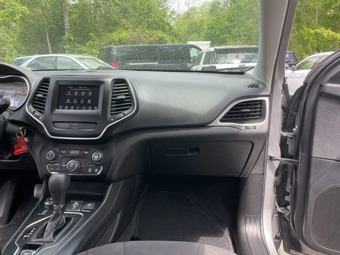 Used 2019 Jeep Cherokee Latitude w/ Popular Appearance Group AWD/4WD image 28