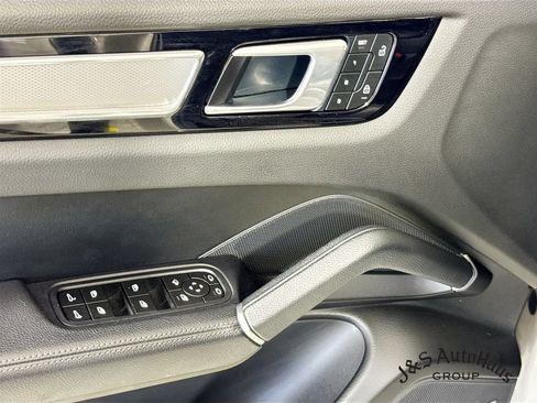 Used 2023 Porsche Cayenne Platinum Edition AWD/4WD image 24
