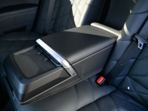 Used 2023 BMW 760i xDrive w/ Executive Package image 41