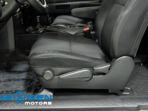 Used 2014 Toyota FJ Cruiser 4WD image 23