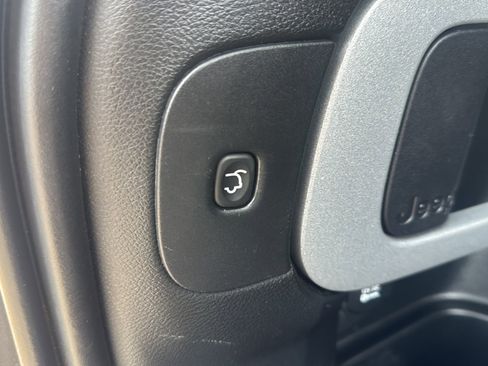 Used 2018 Jeep Cherokee Limited AWD/4WD image 24