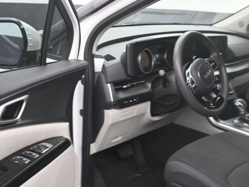 Used 2024 Kia Carnival LX FWD image 11