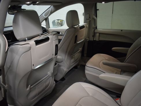 Used 2017 Chrysler Pacifica Platinum image 9