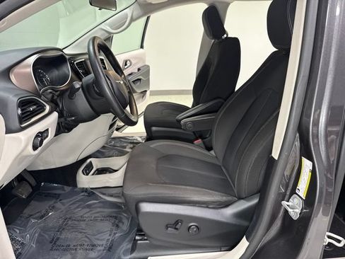 Used 2020 Chrysler Voyager LX FWD image 14