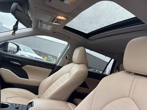 Used 2024 Toyota Highlander XLE image 23