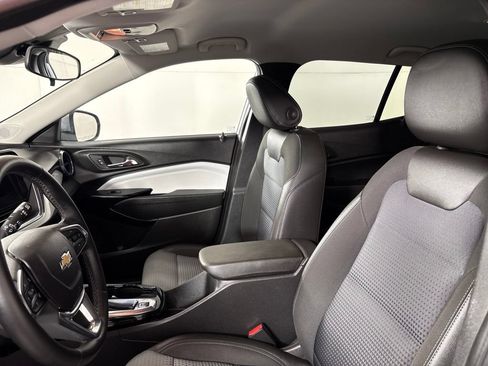 Used 2025 Chevrolet Trax LT w/ LT Convenience Package FWD image 26
