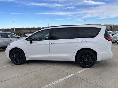 New 2026 Chrysler Pacifica Select image 2