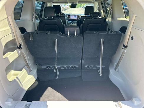 Used 2024 Chrysler Pacifica Touring-L FWD image 14