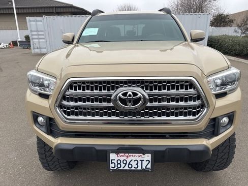 Used 2017 Toyota Tacoma TRD Off-Road image 3