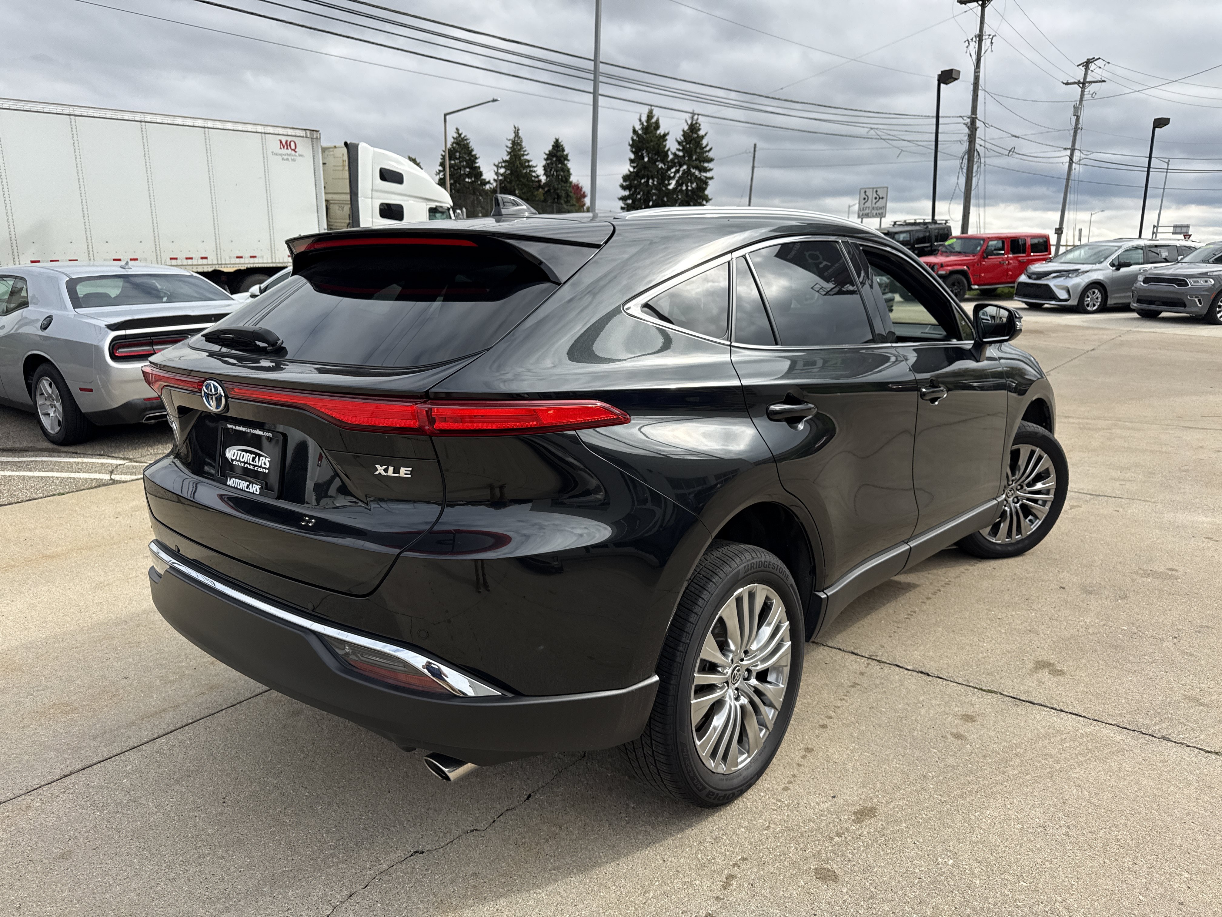 Used 2023 Toyota Venza XLE AWD/4WD image 2