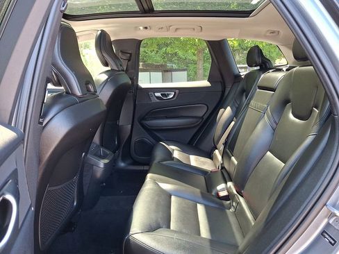 Used 2019 Volvo XC60 T5 Momentum w/ Premium Package AWD/4WD image 10
