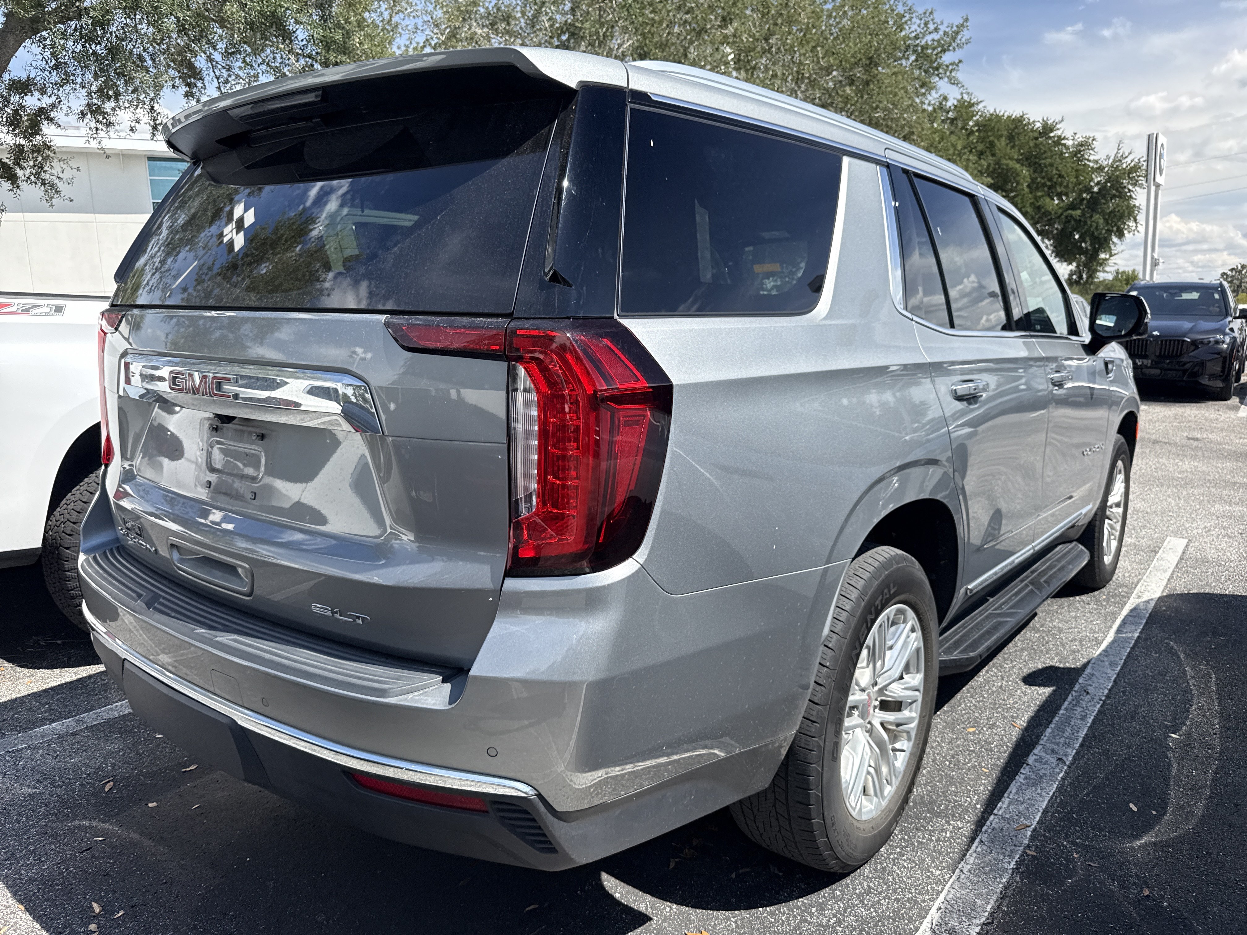 Used 2023 GMC Yukon SLT w/ SLT Luxury Package AWD/4WD image 2