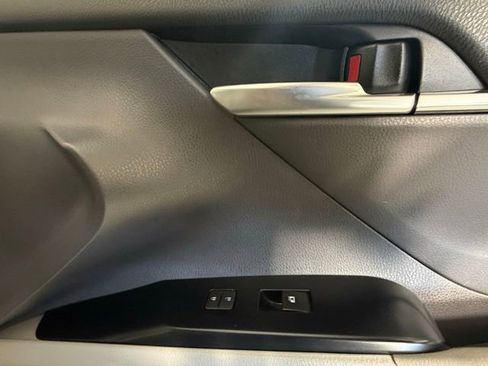Used 2018 Toyota Camry LE FWD image 33