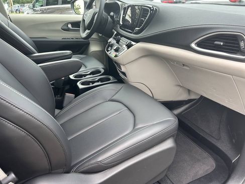 Used 2023 Chrysler Pacifica Touring-L FWD image 26