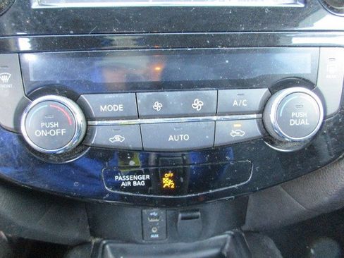 Used 2016 Nissan Rogue SV w/ SV Premium Package image 26