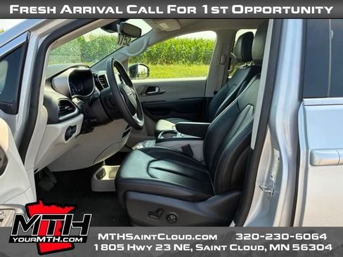 Used 2024 Chrysler Pacifica Touring-L FWD image 9