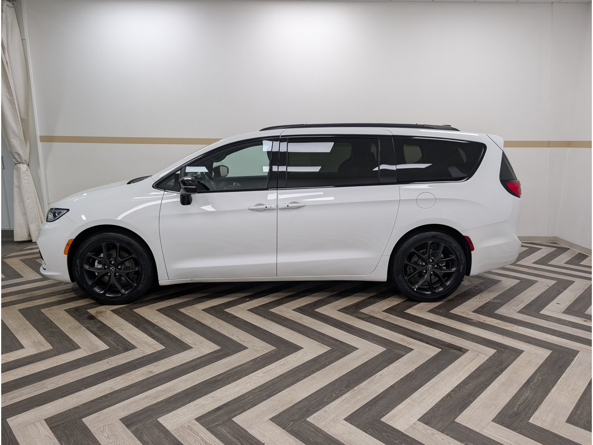 Used 2025 Chrysler Pacifica Limited FWD image 3