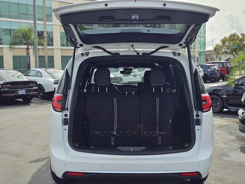 New 2026 Chrysler Pacifica Select image 8