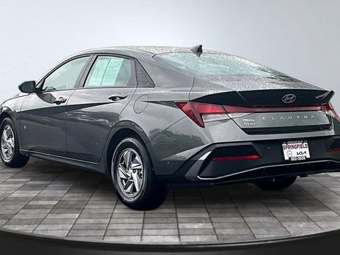 Used 2025 Hyundai Elantra SE FWD image 4