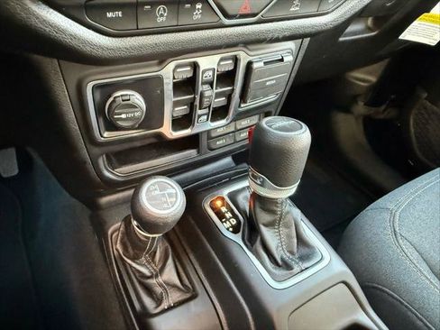 Certified 2025 Jeep Gladiator Sport image 15