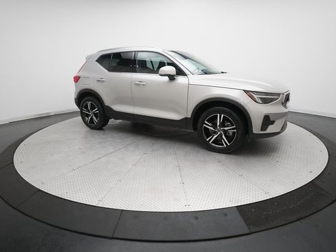 Used 2025 Volvo XC40 B5 Core image 13