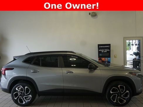 Used 2024 Chevrolet Trax RS w/ Sunroof Package FWD image 2