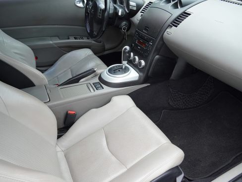 Used 2007 Nissan 350Z Touring RWD image 10