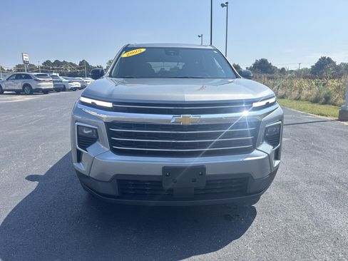 Used 2025 Chevrolet Traverse LT image 8