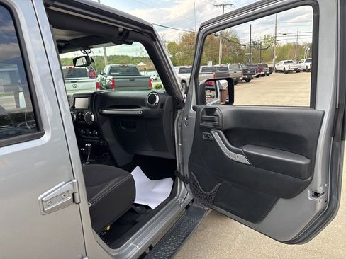Used 2017 Jeep Wrangler Unlimited Sahara w/ Dual Top Group AWD/4WD image 40