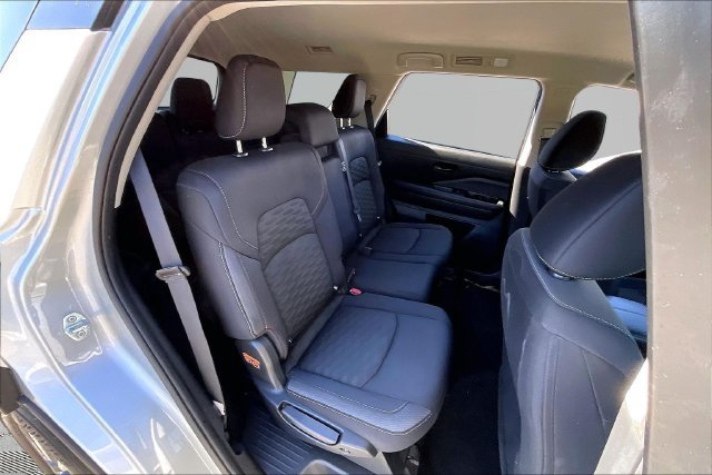 Used 2024 Nissan Pathfinder S AWD/4WD image 17