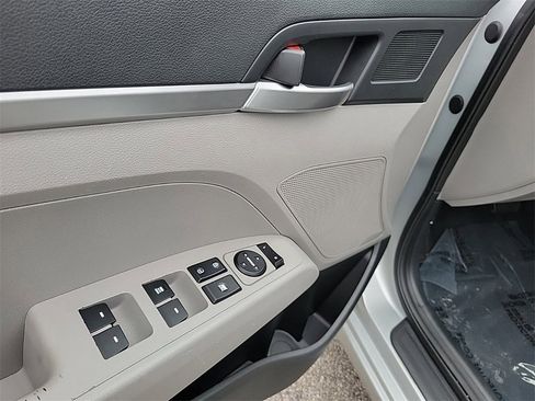 Used 2019 Hyundai Elantra SE image 19