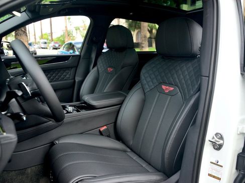 Used 2023 Bentley Bentayga image 14