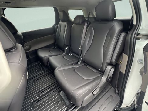New 2026 Kia Carnival EX FWD image 11