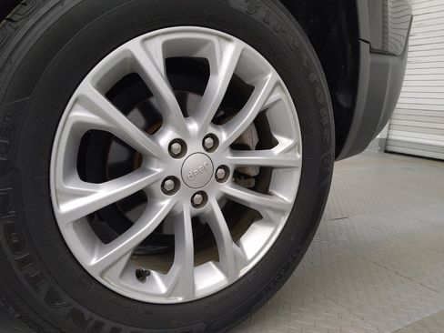 Used 2019 Jeep Cherokee Latitude w/ Cold Weather Group image 31