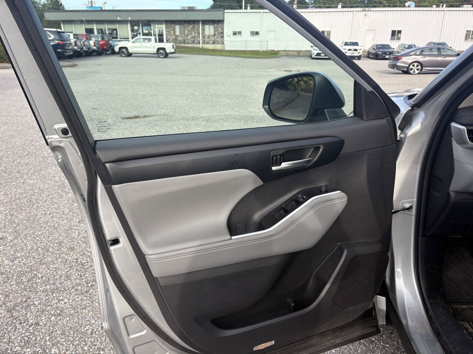 Used 2025 Toyota Highlander XLE AWD/4WD image 9